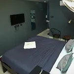 Hivee-1 Rooms & Living Ac
