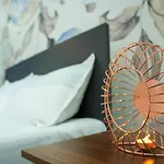 A/C Room With Queen Bed Gachibowli