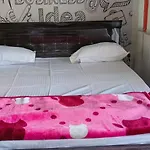 Royal Great Couple Friendly 2 Bhk Flat Road No 7 Banjara Hills