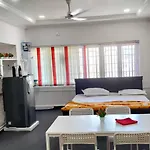 Royal Great Couple Friendly 2 Bhk Flat Road No 7 Banjara Hills