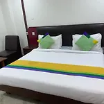 Blossoms Room Hotel Classic International -Road View- Free Breakfast