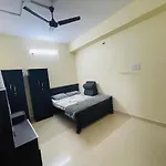 Luxurious 3 Bedroom Flat Near Airport