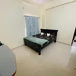 Luxurious 3 Bedroom Flat Near Airport