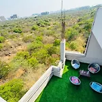 Penthouse Escape 1Bhk Park View Flat In Kondapur