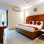 Hotel Hollyhock