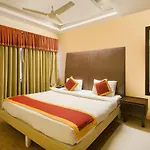 Hotel Hollyhock
