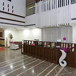 Capital O Hotel Surabhi Elite Near Miraj Cinemas - Shalini Shivani