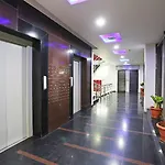 Capital O Hotel Surabhi Elite Near Miraj Cinemas - Shalini Shivani