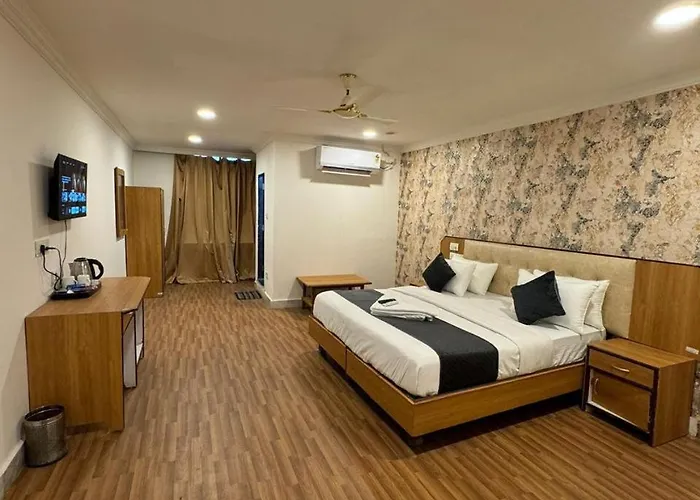 Blossoms Room Hotel Classic International -Road View- Free Breakfast
