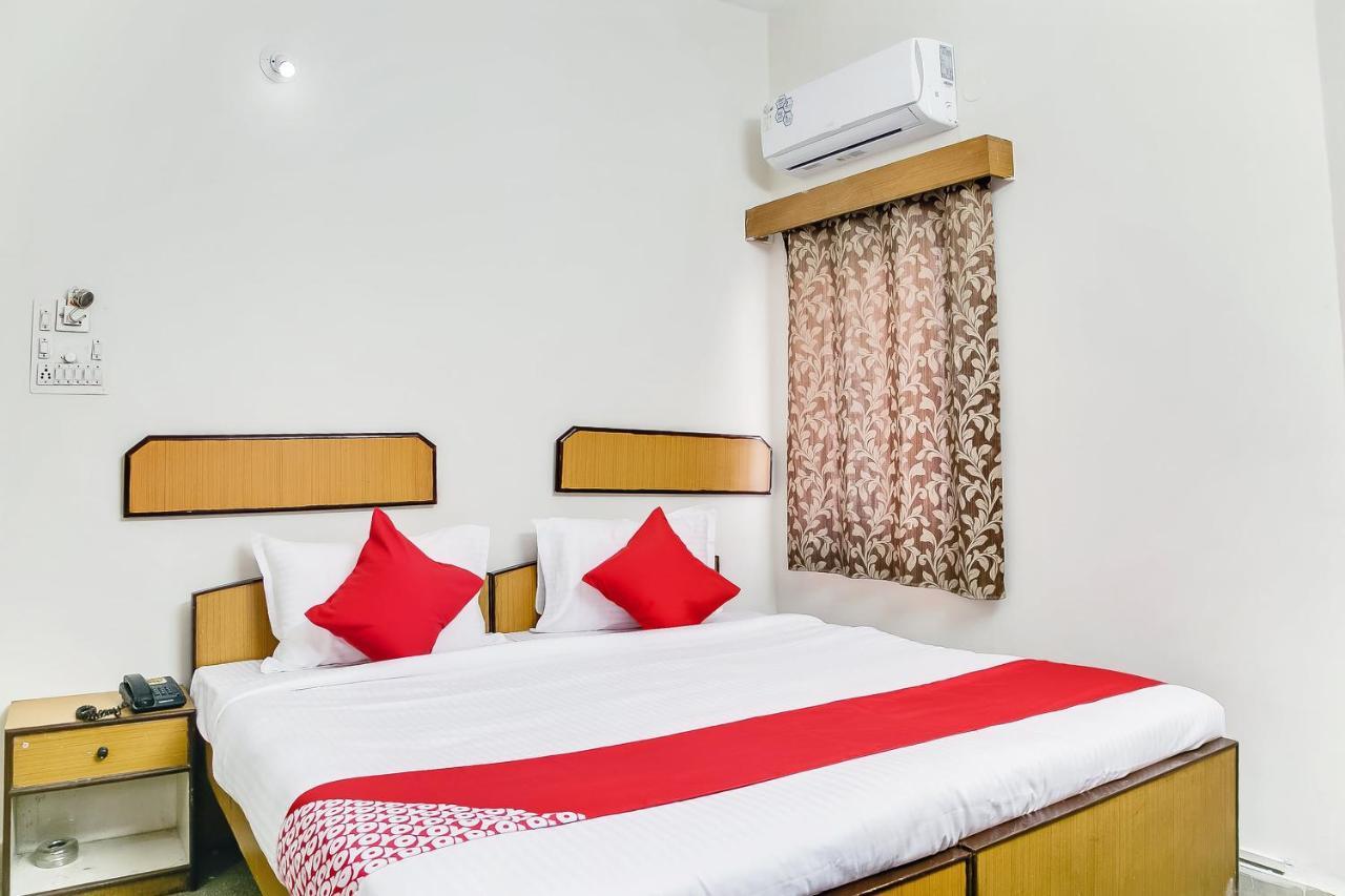 Oyo 47645 Sai Vinayak Boarding And Lodging Hotel 3*