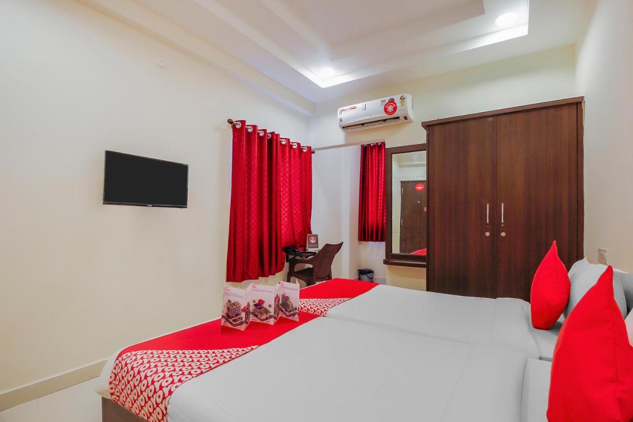 Vaccinated Staff - Oyo 13163 Jaswitha Homes Hotel 3*