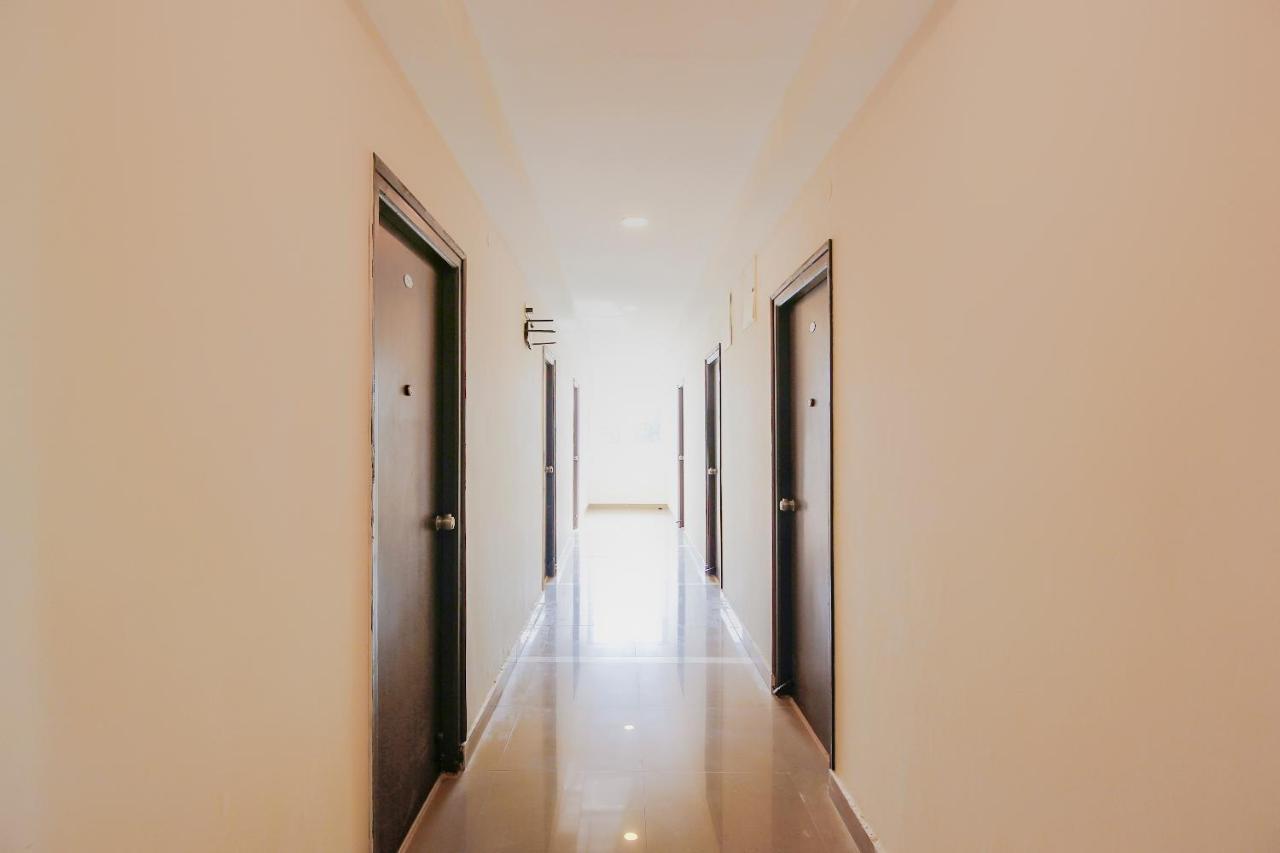 Vaccinated Staff - Oyo 13163 Jaswitha Homes 3* Hyderabad