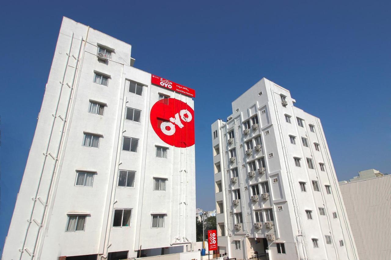 Vaccinated Staff - Oyo 13163 Jaswitha Homes 3* Hyderabad