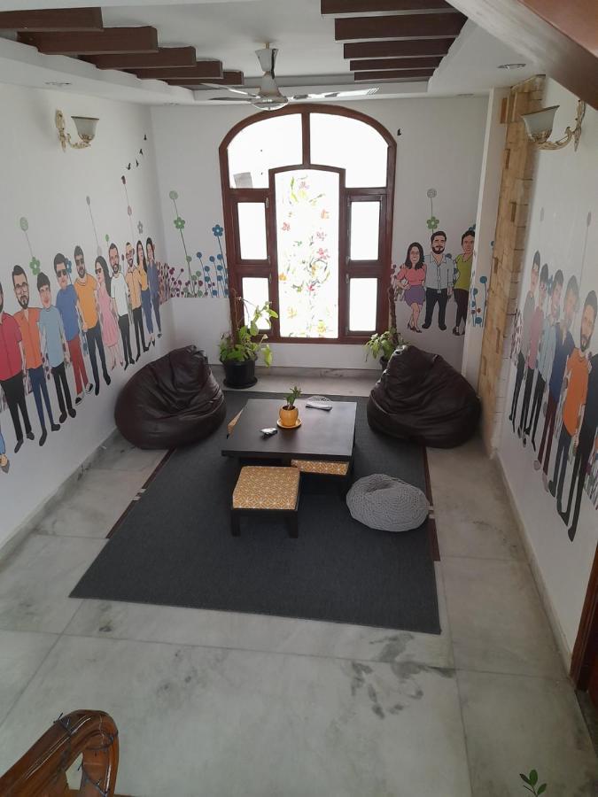 Nomads Nest Albergue *