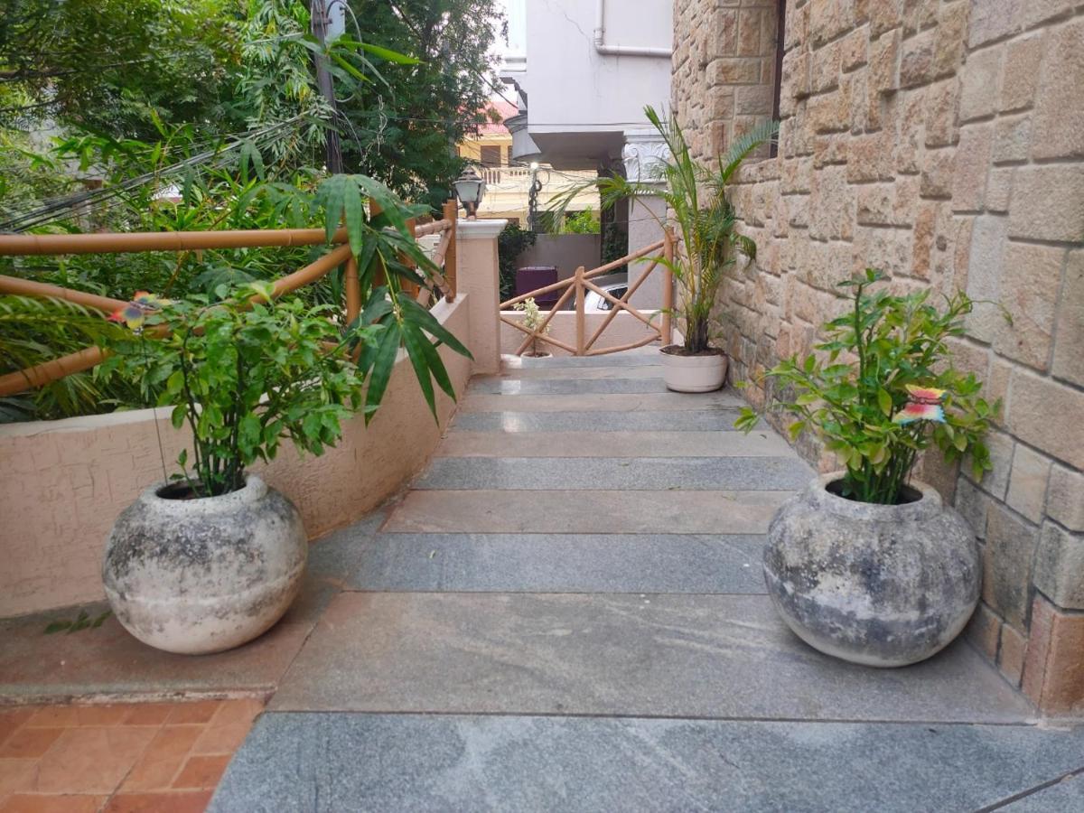 Nomads Nest Albergue *