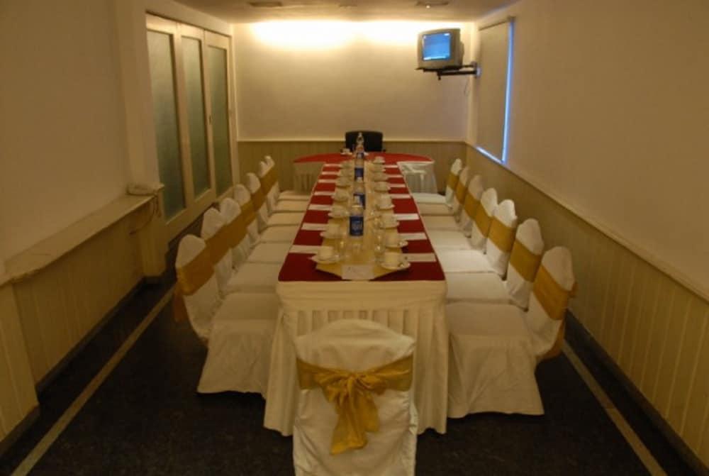 Hotel The Central Court Hyderabad