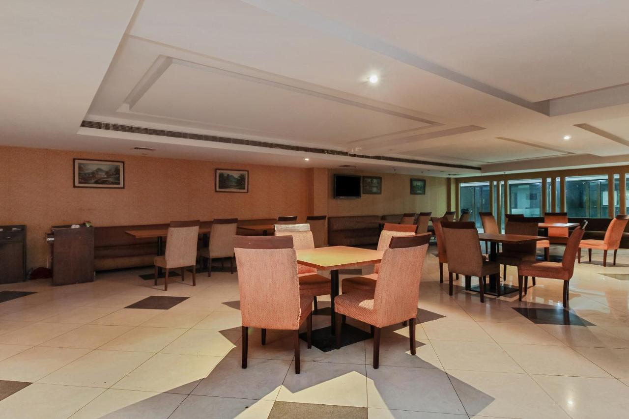 Capital O 35958 Lake View Hotel 3*