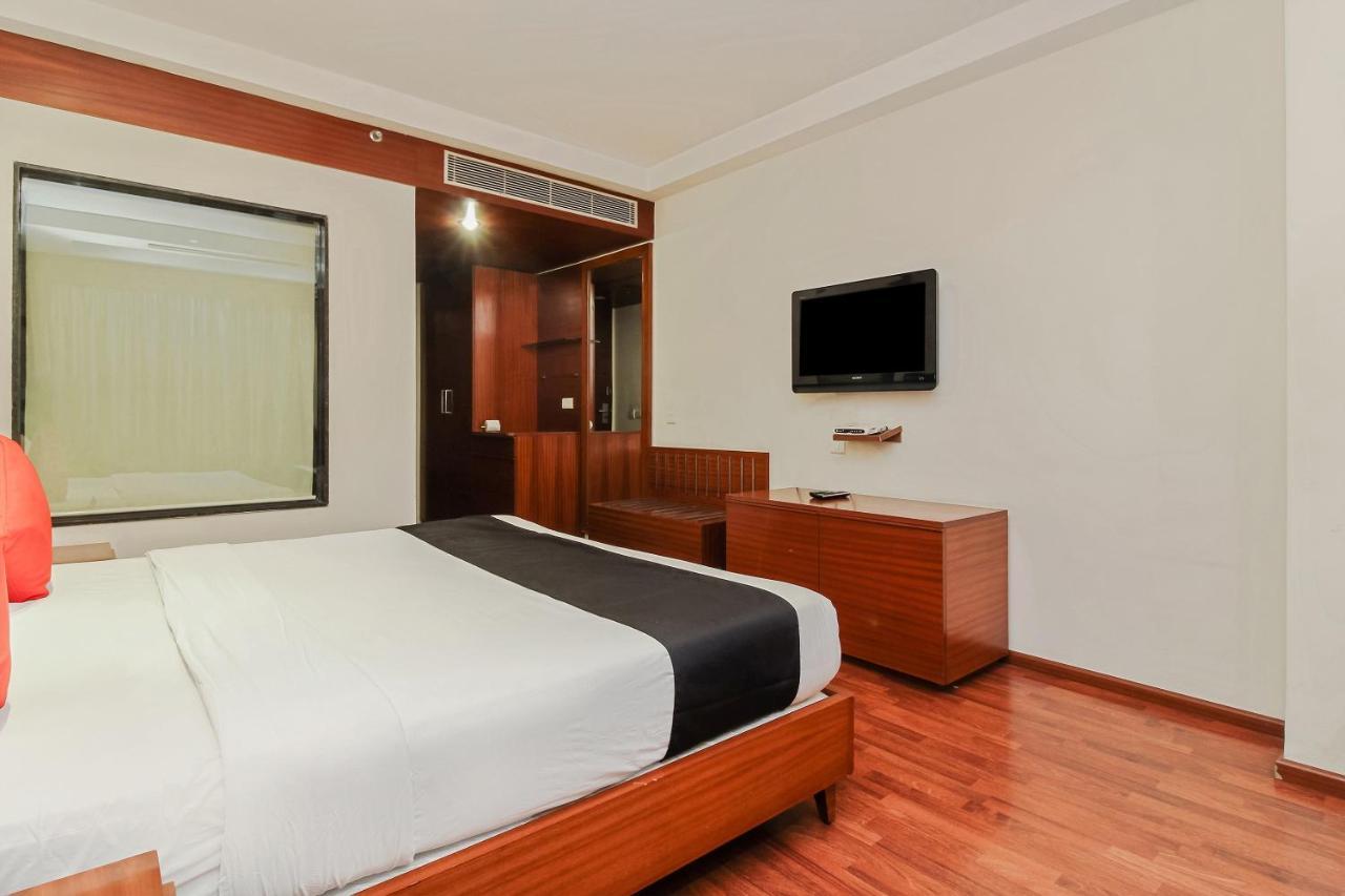 Capital O 35958 Lake View Hotel 3*