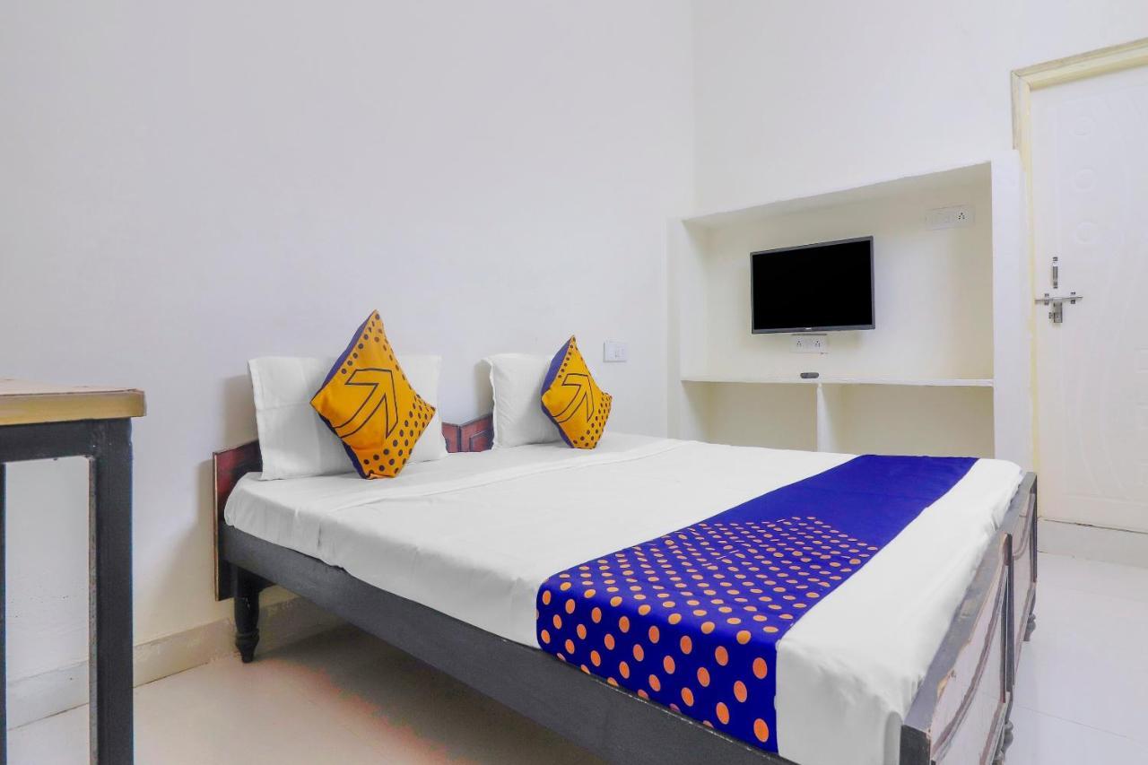 Spot On 76837 Rk Hotel 2*