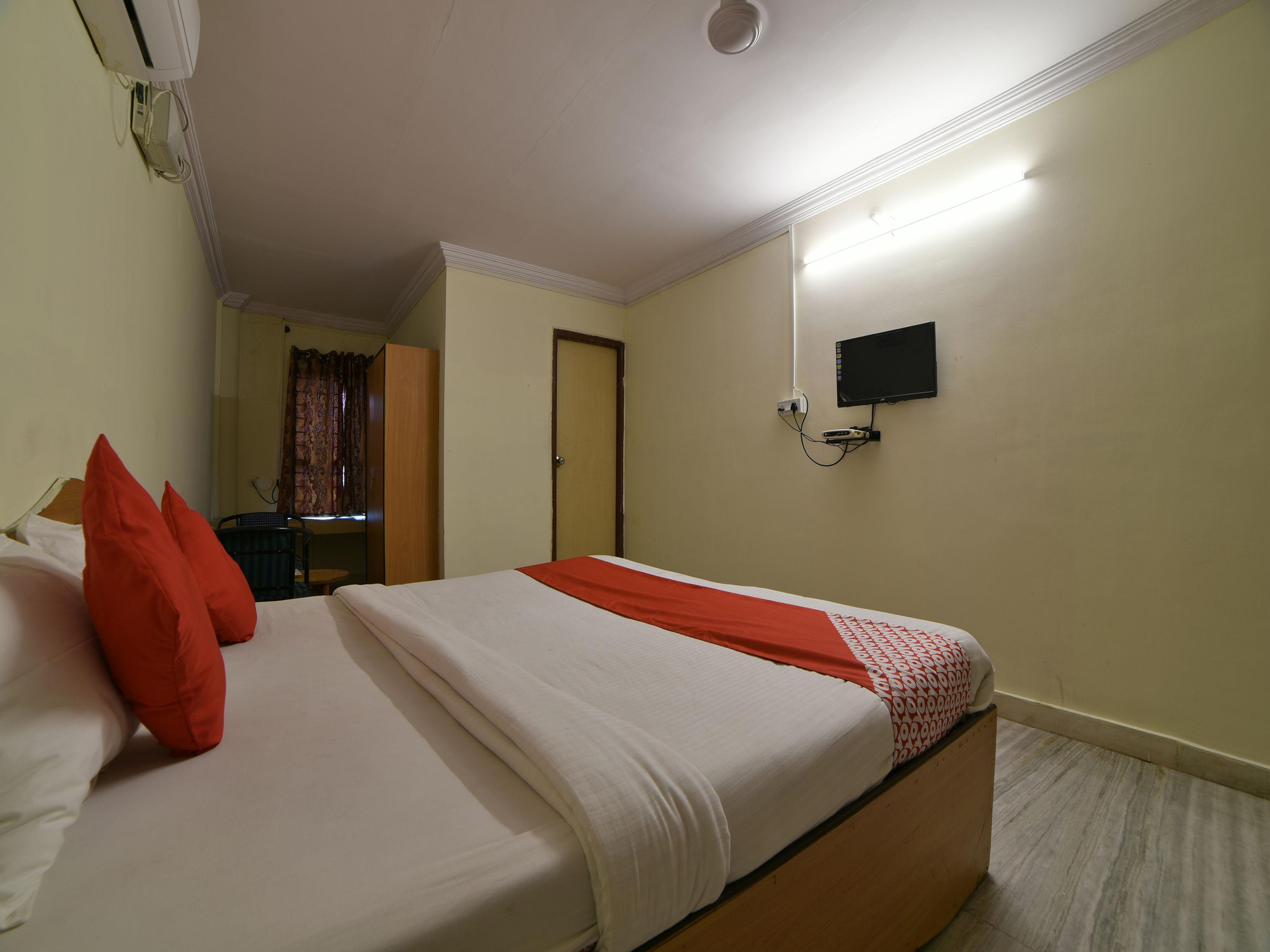 Oyo 10599 R Residency Hotel