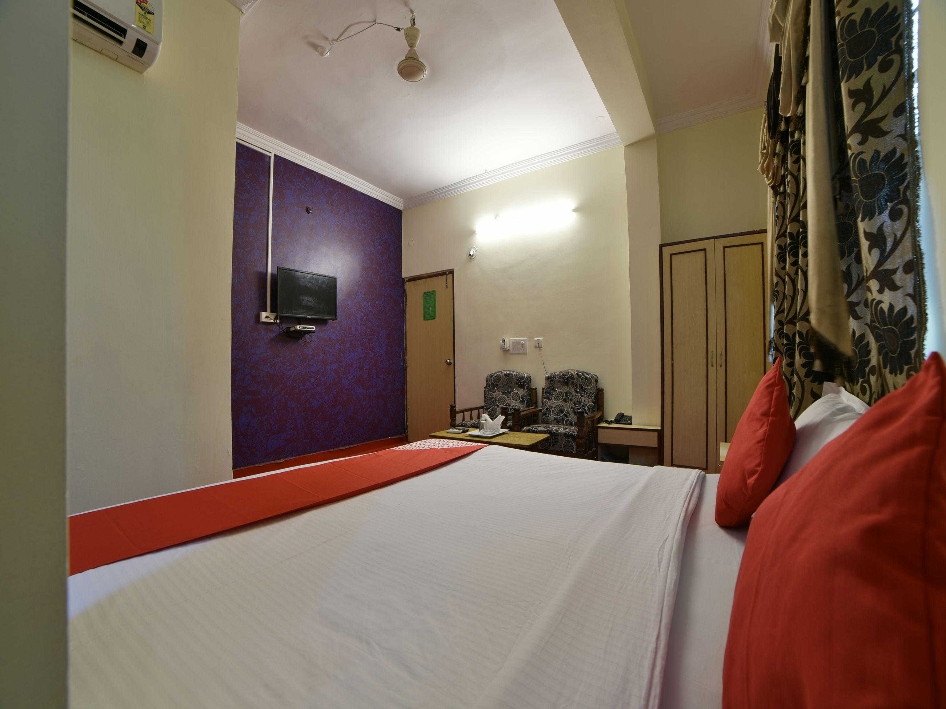 Hotel Oyo 10599 R Residency 2*