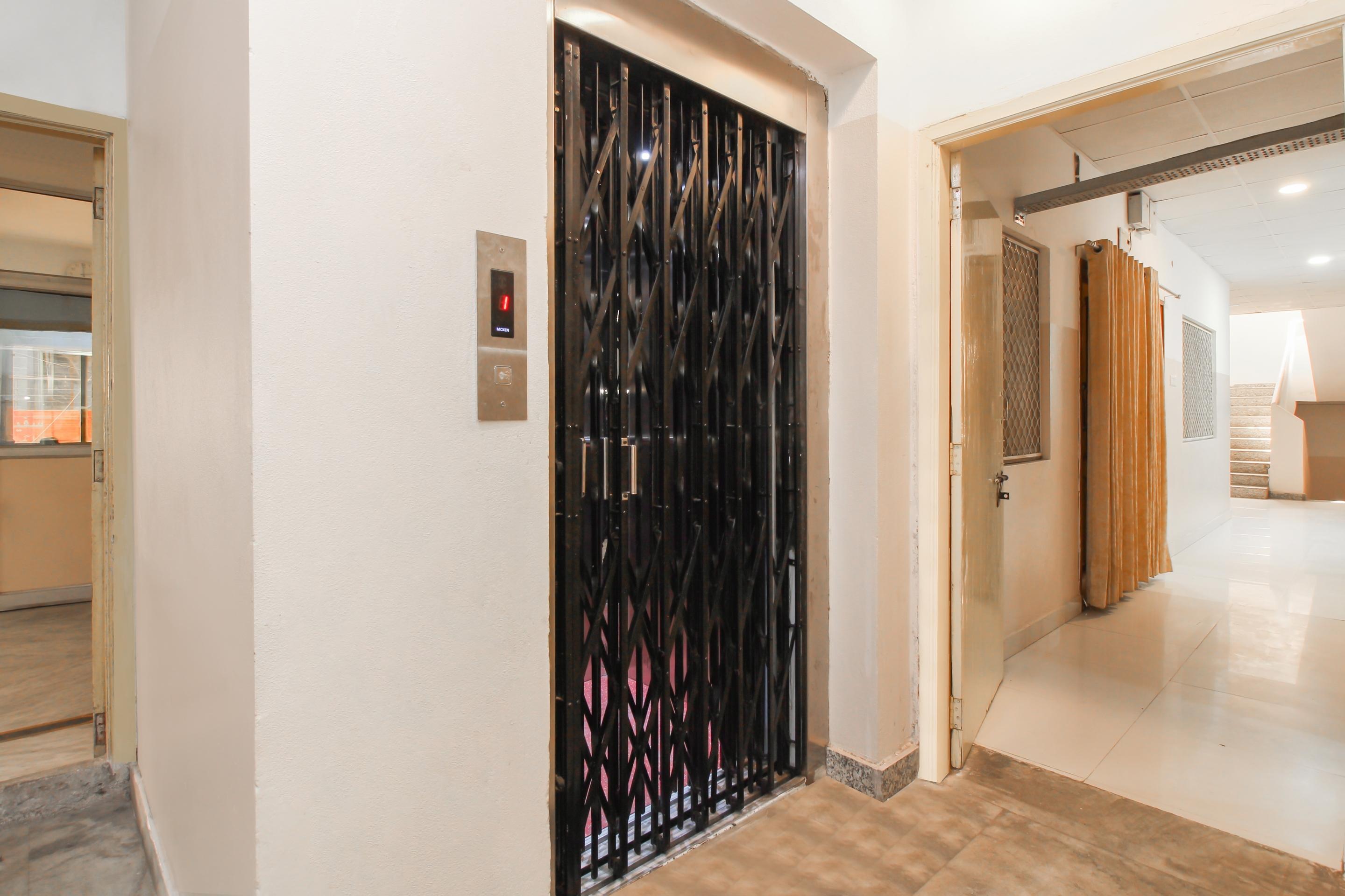 Oyo 37499 Saba Service Hotel