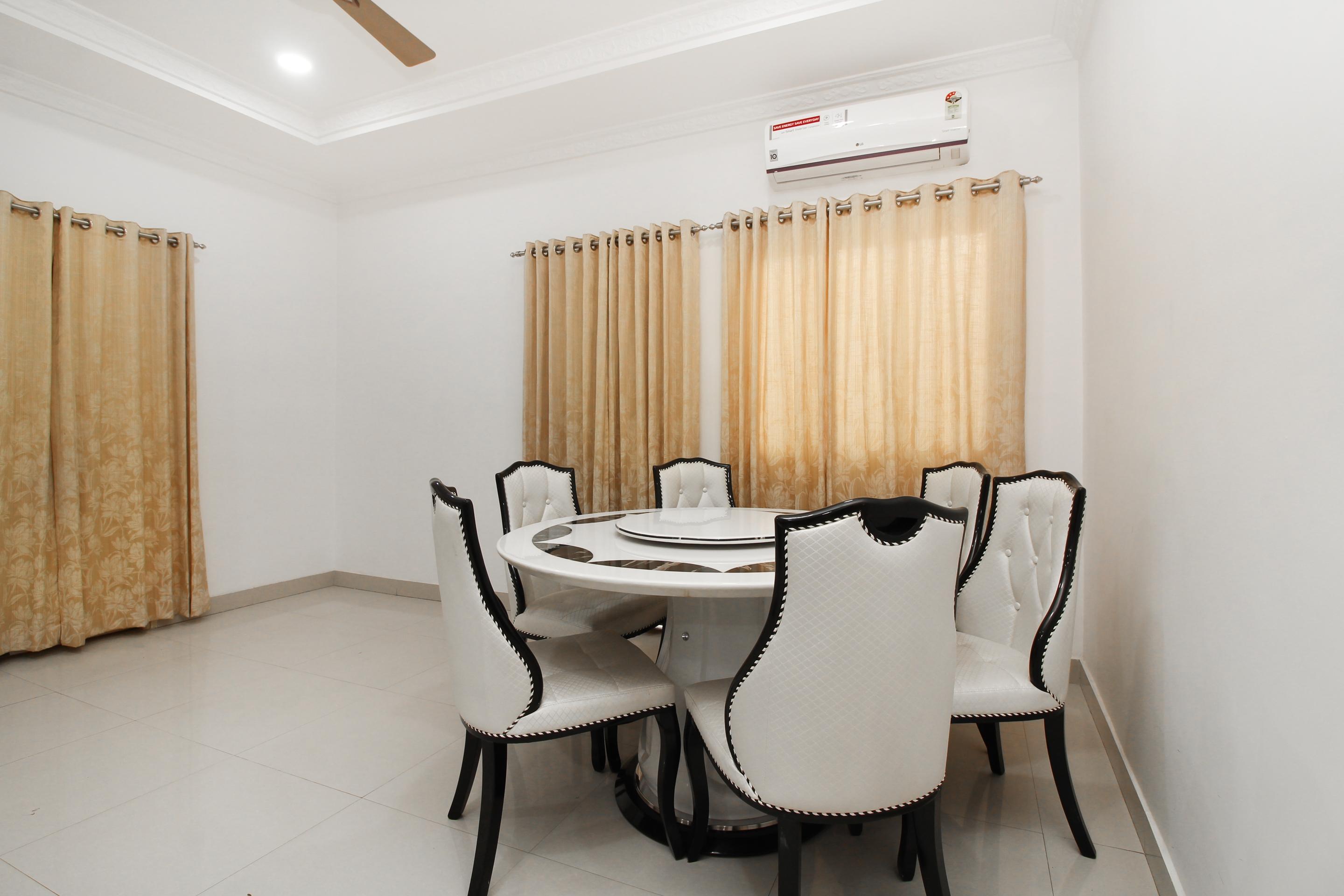 Hotel Oyo 37499 Saba Service