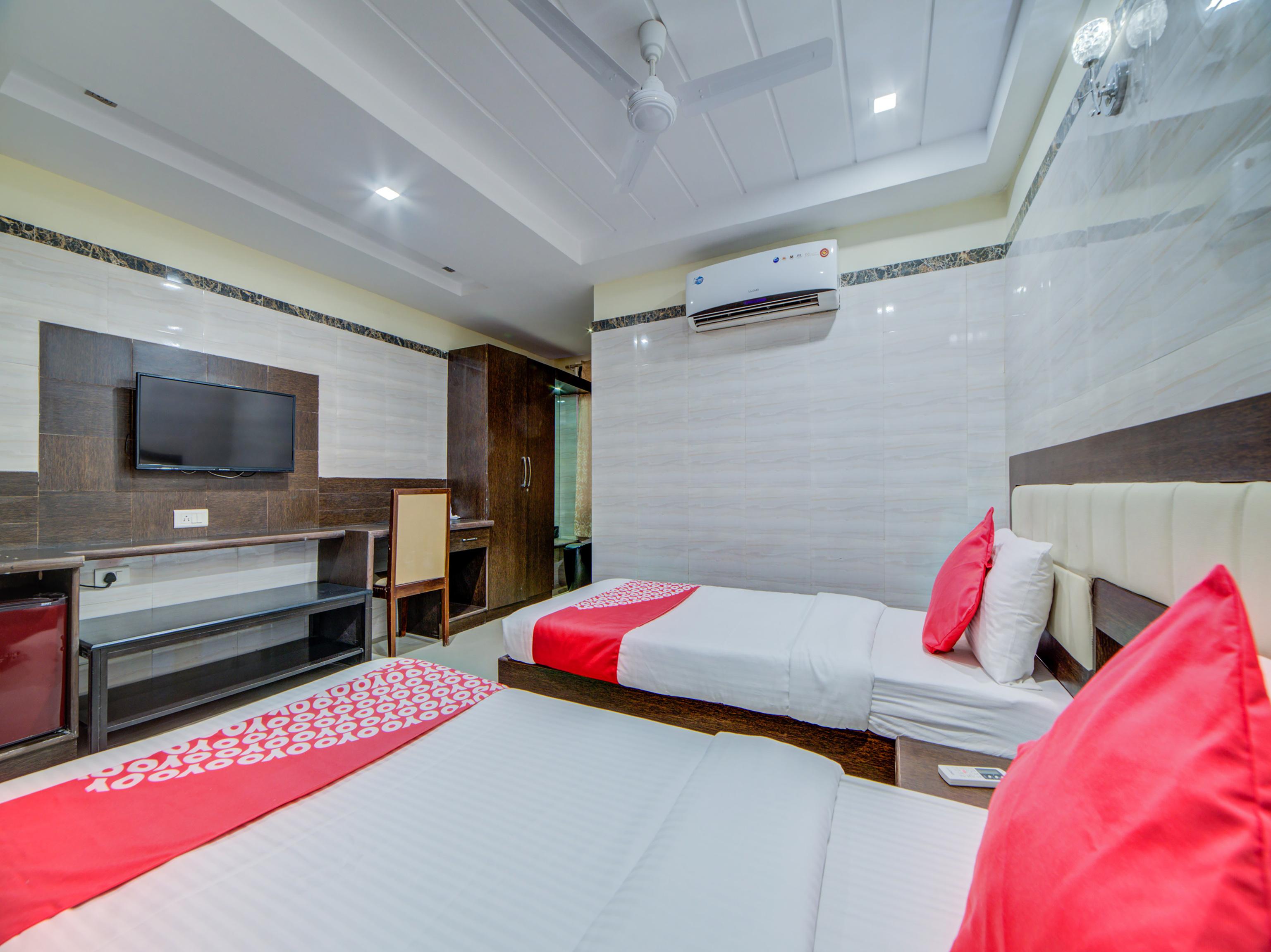 Oyo Flagship 24397 9 Star Hotel 3*