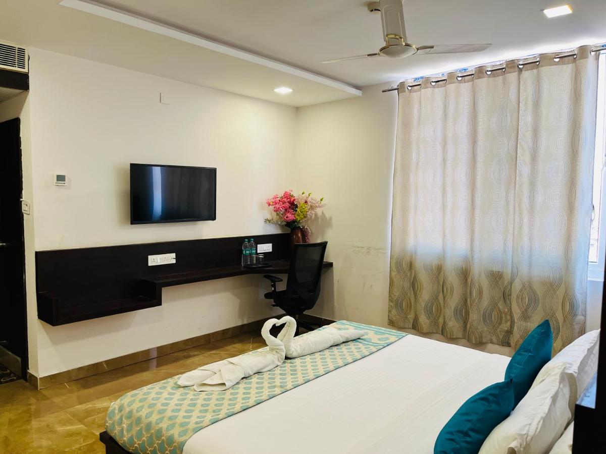 Elite By Signature Group 4*