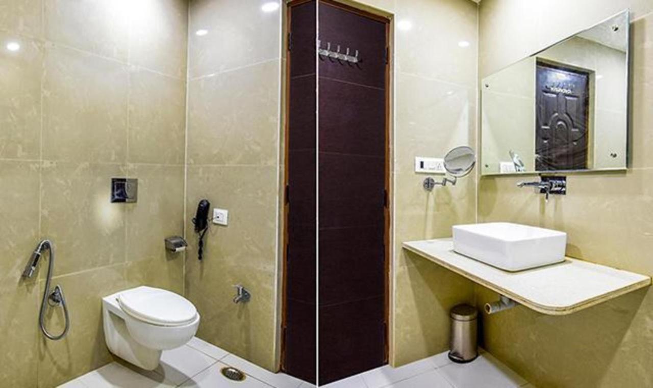 Hotel Fabhotel Eminent Suites