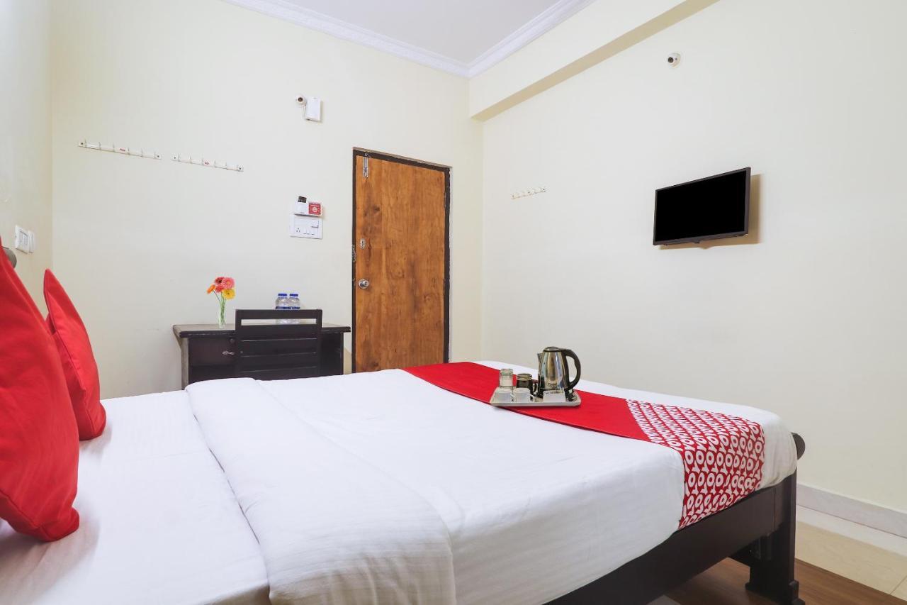 Hotel Oyo Hitech Tower Near Shilparamam 3*