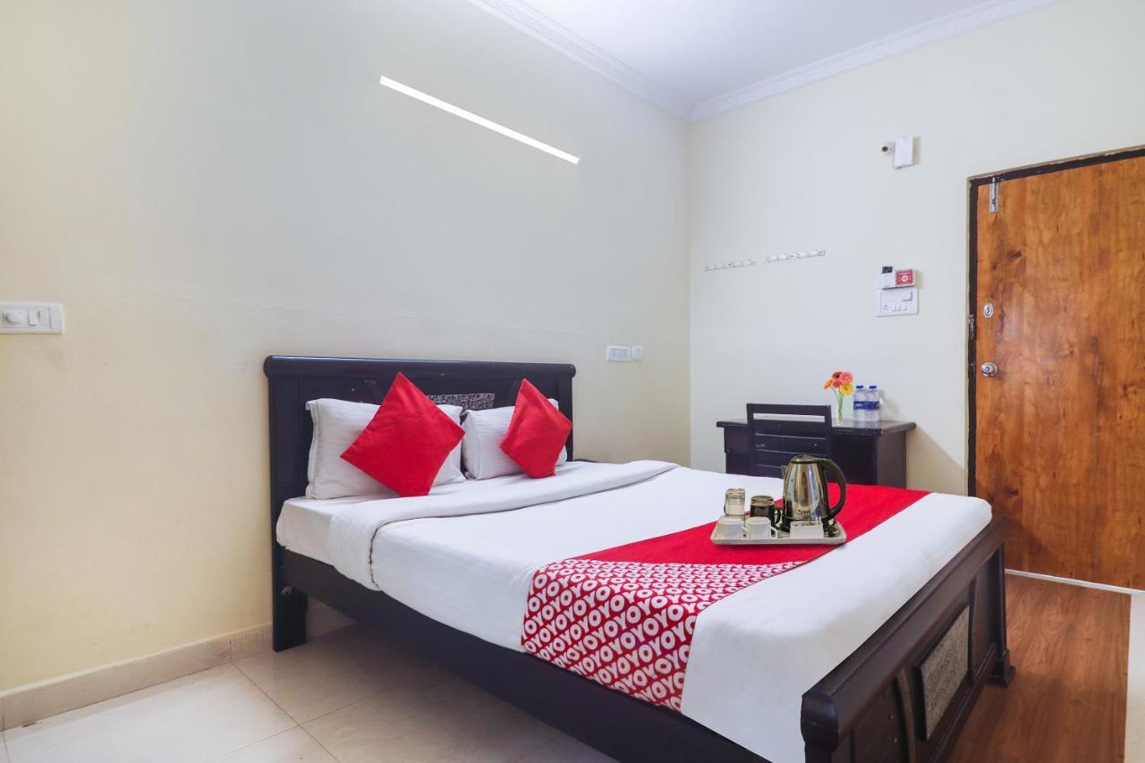 Hotel Oyo Hitech Tower Near Shilparamam 3*