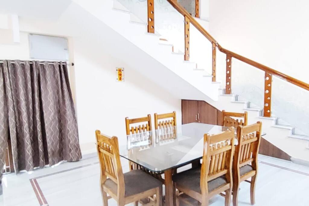 Servostay Kukatpally Spacious 5 Bhk Duplex In Vivekananda Nagar With Parking *