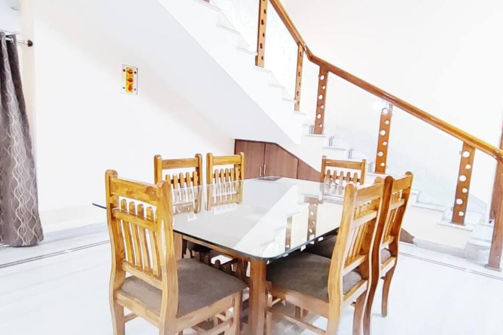 Servostay Kukatpally Spacious 5 Bhk Duplex In Vivekananda Nagar With Parking Apartment *