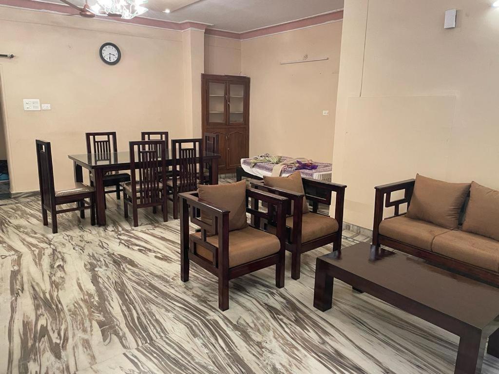 Visitors Lounge By Mmg - 2&3bhk Furnished - Rd 12 Banjara Hills Apartment Hyderabad
