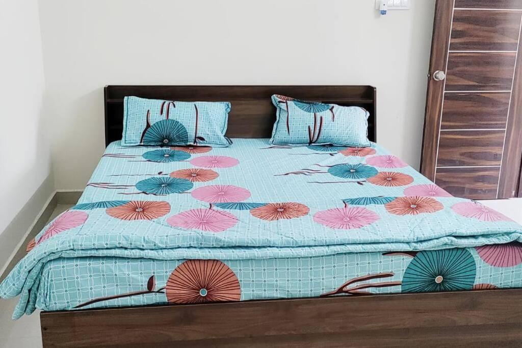 Apartment Servostay 2 Bhk Fully Furnished Hafeezpet #101 *