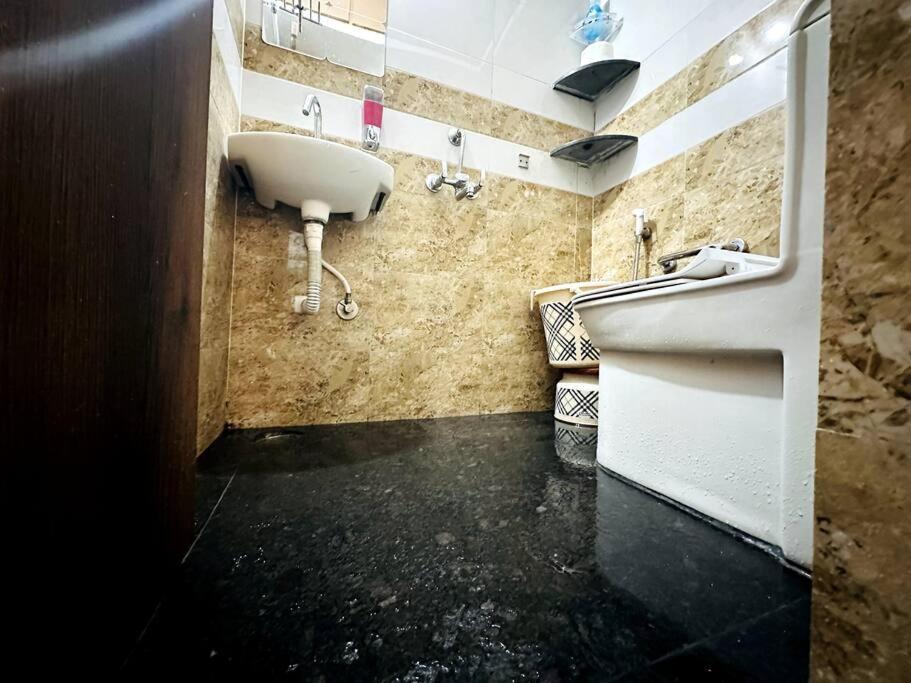 Bms - 2 Bhk Lux Ac Only For Family's Apartment Hyderabad