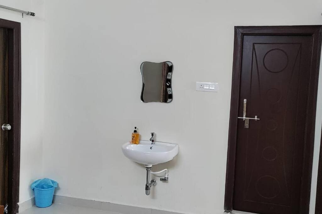 Servostay 2 Bhk Fully Furnished In Hafeezpet #301 *