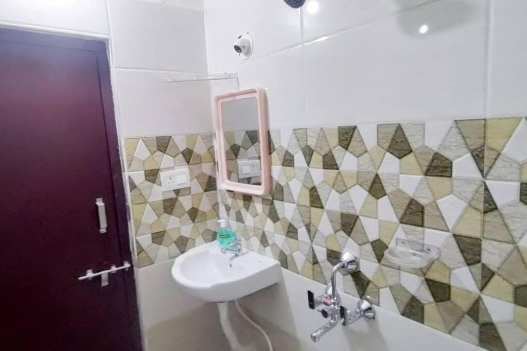 Apartment Servostay 2 Bhk Fully Furnished In Hafeezpet #301 *