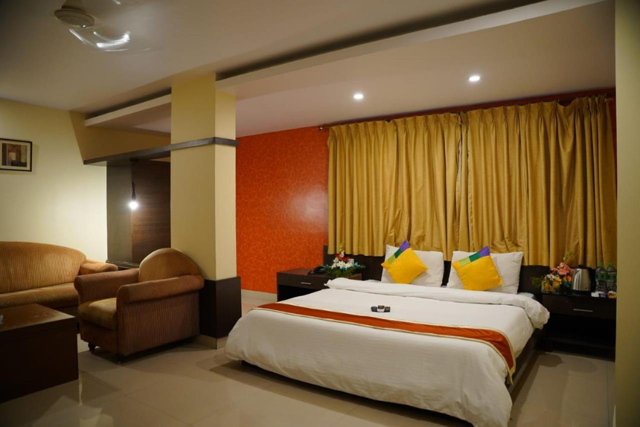 Hotel Blossoms Holidays Plaza- Free One Meal 3*