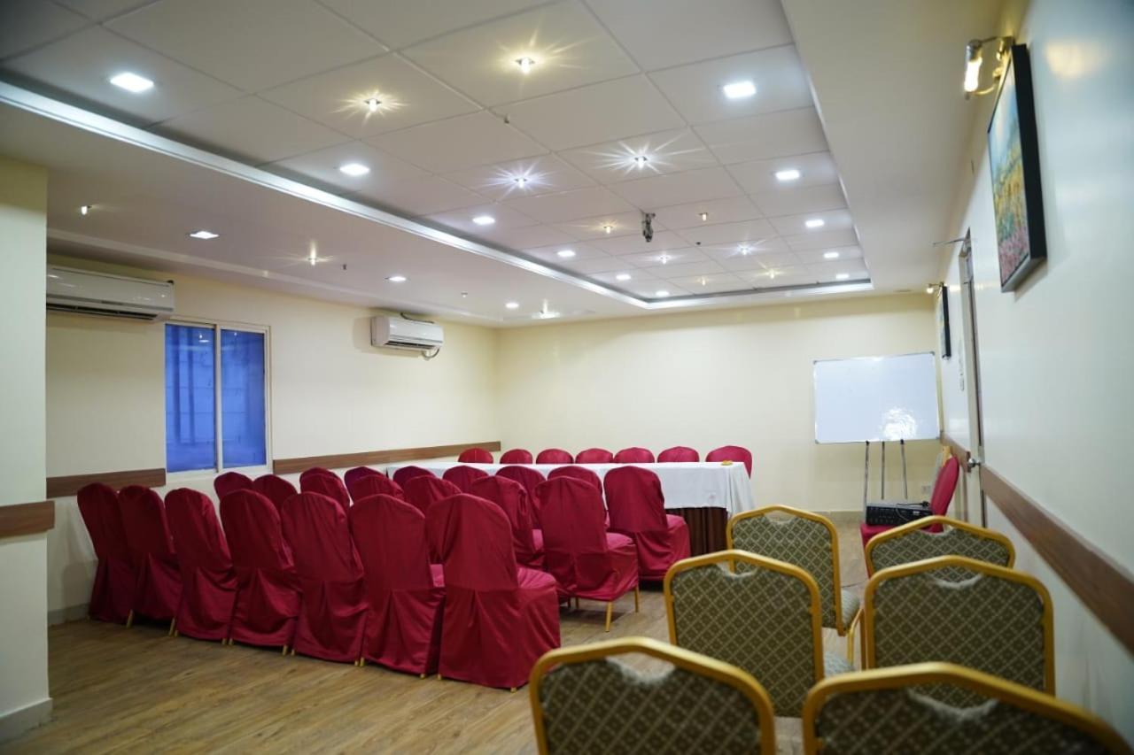 Blossoms Holidays Plaza- Free One Meal Hotel