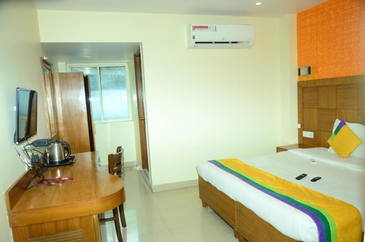 Blossoms Holidays Plaza- Free One Meal Hotel 3*
