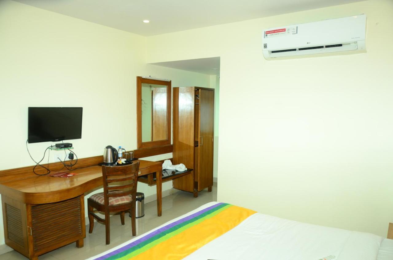 Blossoms Holidays Plaza- Free One Meal Hotel