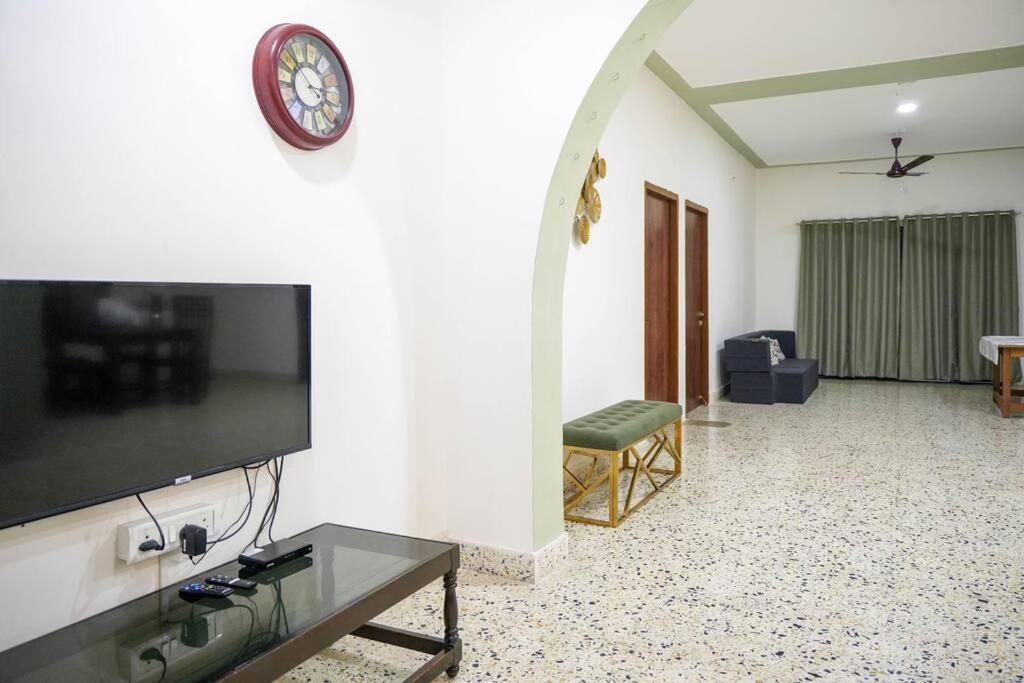 Tourist Friendly -3bhk Ac Near Birla Mandir, Apartment Hyderabad
