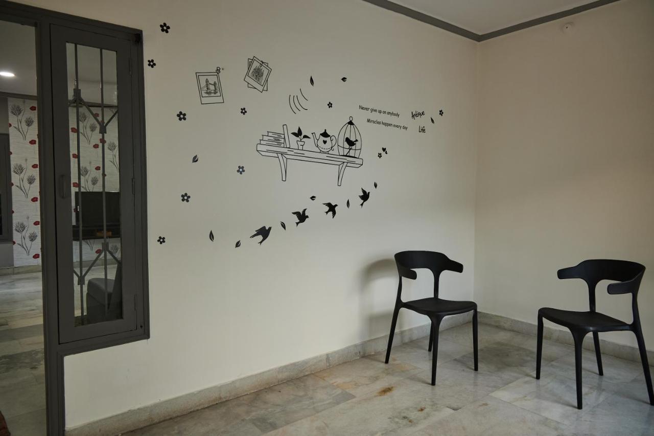 Pent House 2bhk A/c Sr Nagar, *