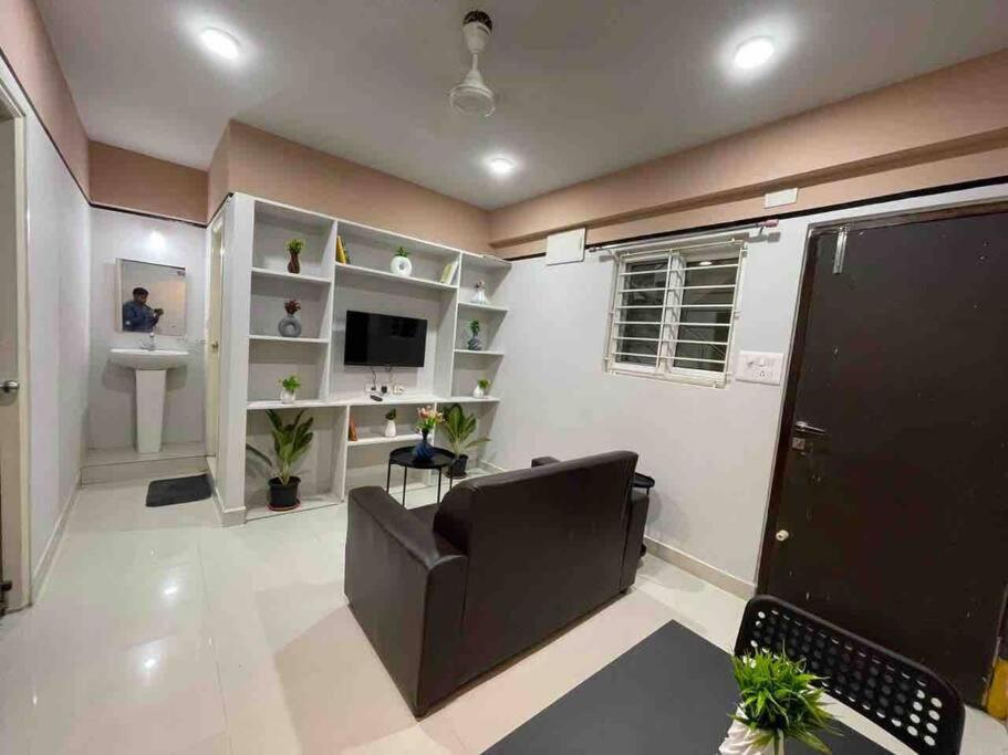 Apartment Apricot: 1bhk Humble Abode In Botanical Gardens