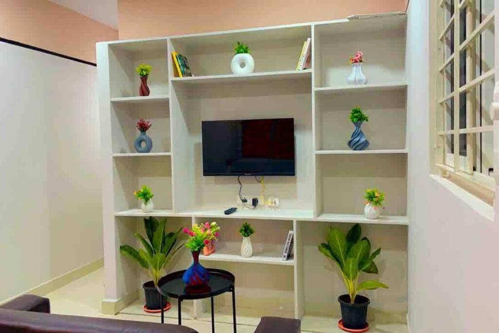 Apartment Apricot: 1bhk Humble Abode In Botanical Gardens *