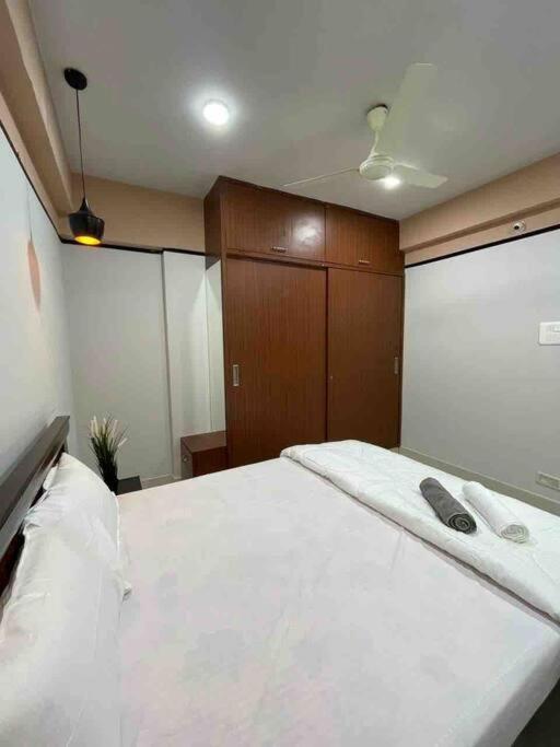 Apricot: 1bhk Humble Abode In Botanical Gardens *