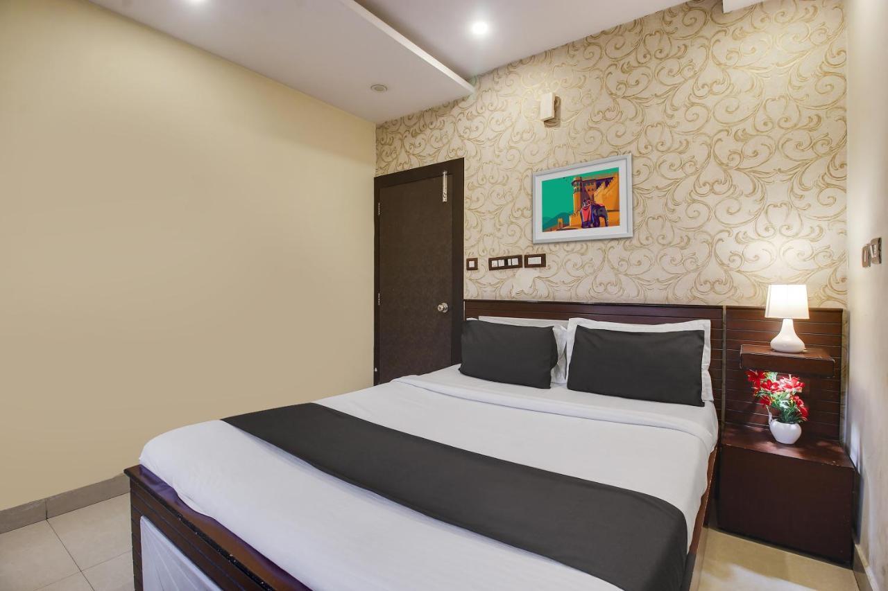 Flagship Grand Sandarshini Near Mgbs Bus Station 4*