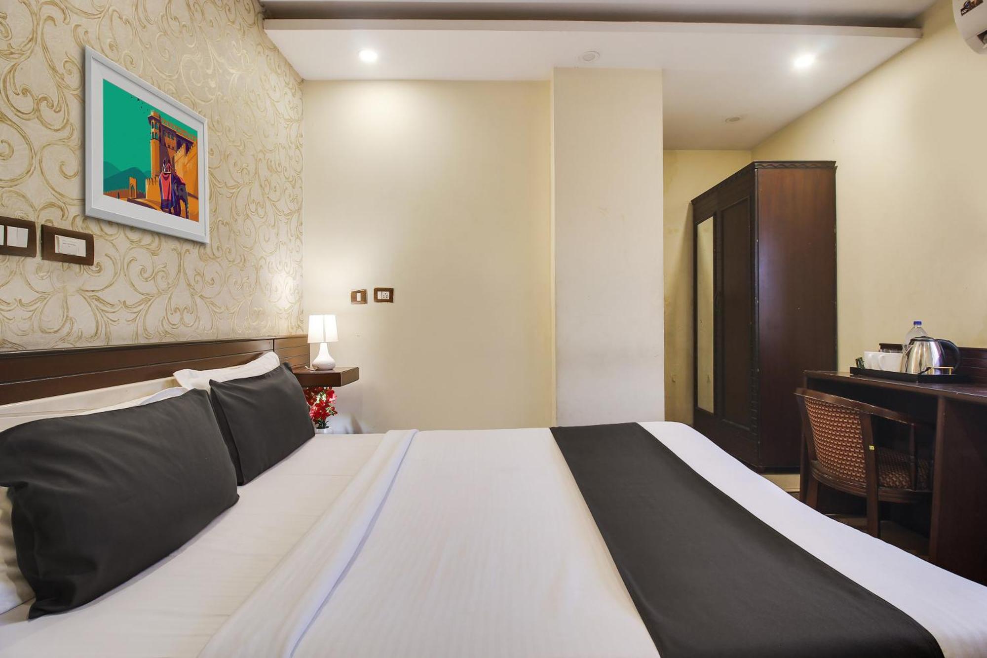 Flagship Grand Sandarshini Near Mgbs Bus Station Hotel